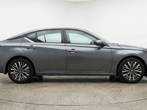 Used 2025 Nissan Altima 2.5 SV image 11