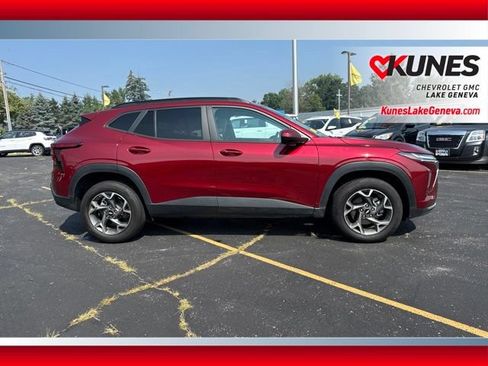 Used 2025 Chevrolet Trax LT w/ LT Convenience Package FWD image 3