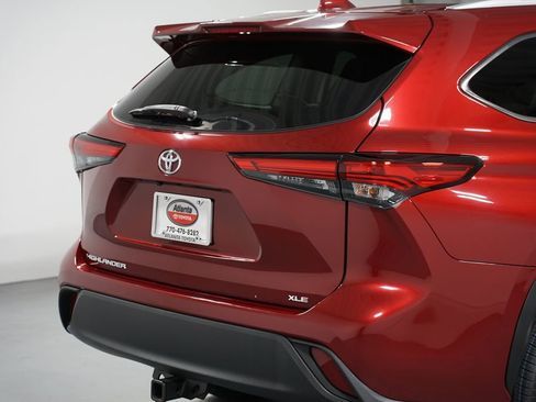 Certified 2023 Toyota Highlander XLE image 9