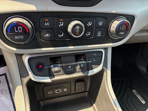 Used 2022 GMC Terrain SLT w/ Infotainment Package II FWD image 13
