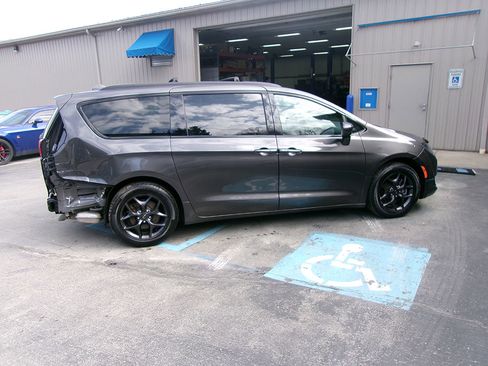 Used 2018 Chrysler Pacifica Touring Plus w/ S Appearance Package image 8