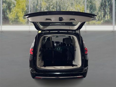 Used 2024 Chrysler Pacifica Touring-L FWD image 12