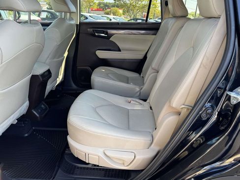 Used 2022 Toyota Highlander Limited image 18