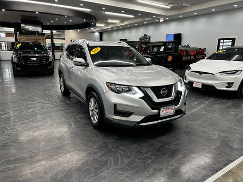 Used 2018 Nissan Rogue SV image 3