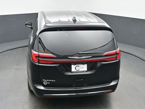 Used 2025 Chrysler Pacifica Select image 42