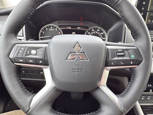 New 2026 Mitsubishi Outlander SE image 18