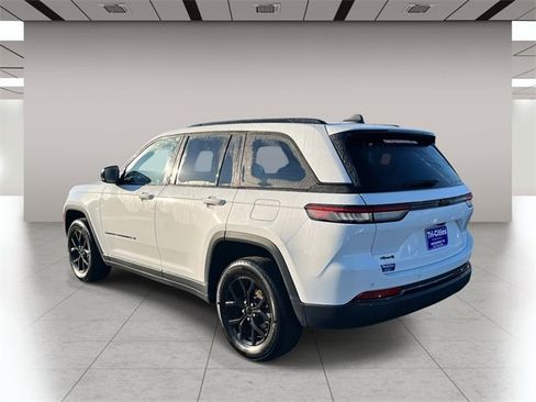 Used 2024 Jeep Grand Cherokee Altitude image 6