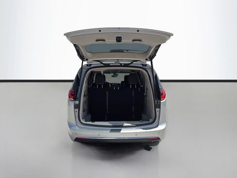 Used 2023 Chrysler Pacifica Touring-L FWD image 27