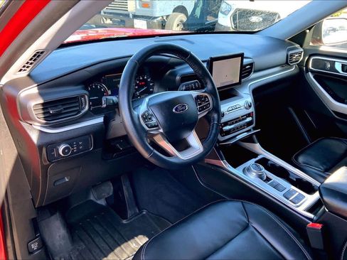 Certified 2021 Ford Explorer XLT w/ Equipment Group 202A image 15