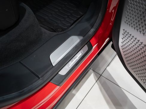 Used 2022 Lamborghini Urus AWD/4WD image 45