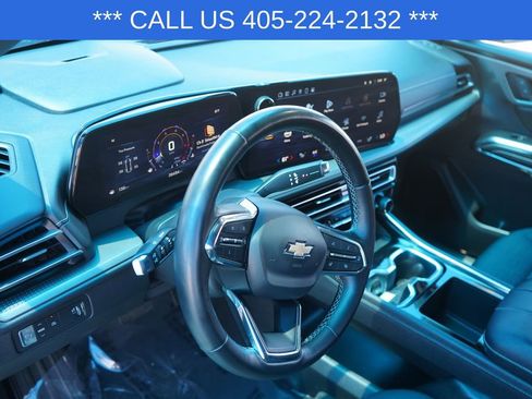 Used 2025 Chevrolet Traverse LT FWD image 17