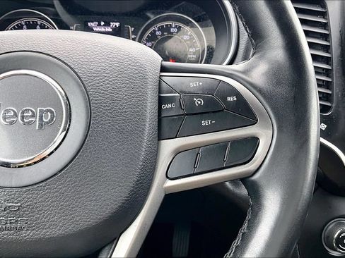 Used 2019 Jeep Cherokee Latitude Plus w/ Cold Weather Group AWD/4WD image 19