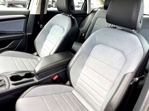 Certified 2025 Volkswagen Jetta SE image 13