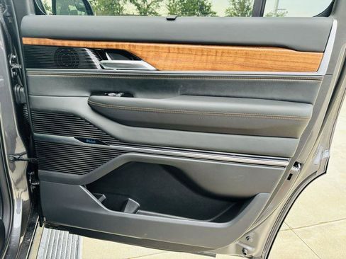 New 2024 Jeep Grand Wagoneer Series III image 34