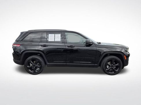 Used 2023 Jeep Grand Cherokee Altitude AWD/4WD image 2