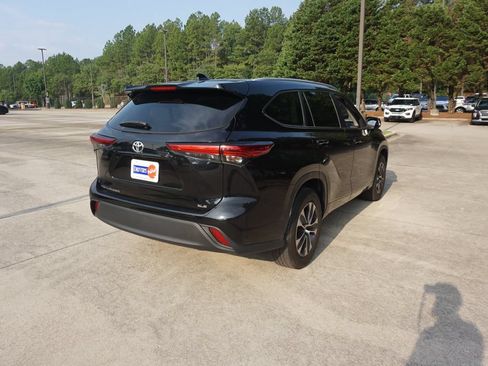 Used 2023 Toyota Highlander XLE FWD image 27