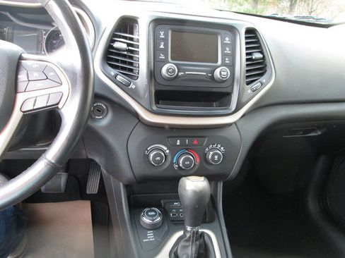 Used 2018 Jeep Cherokee Latitude w/ Altitude Package image 13