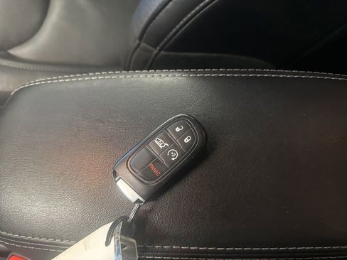 Used 2019 Jeep Cherokee Limited AWD/4WD image 36