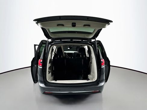 Used 2022 Chrysler Pacifica Touring-L FWD image 20