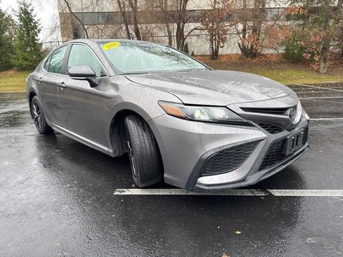 Used 2024 Toyota Camry SE image 3