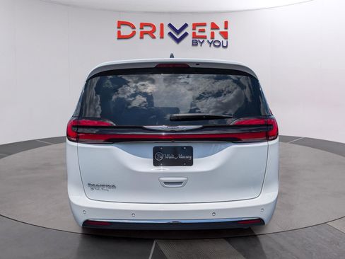 Used 2023 Chrysler Pacifica Touring-L w/ Uconnect Theater Family Group FWD image 4