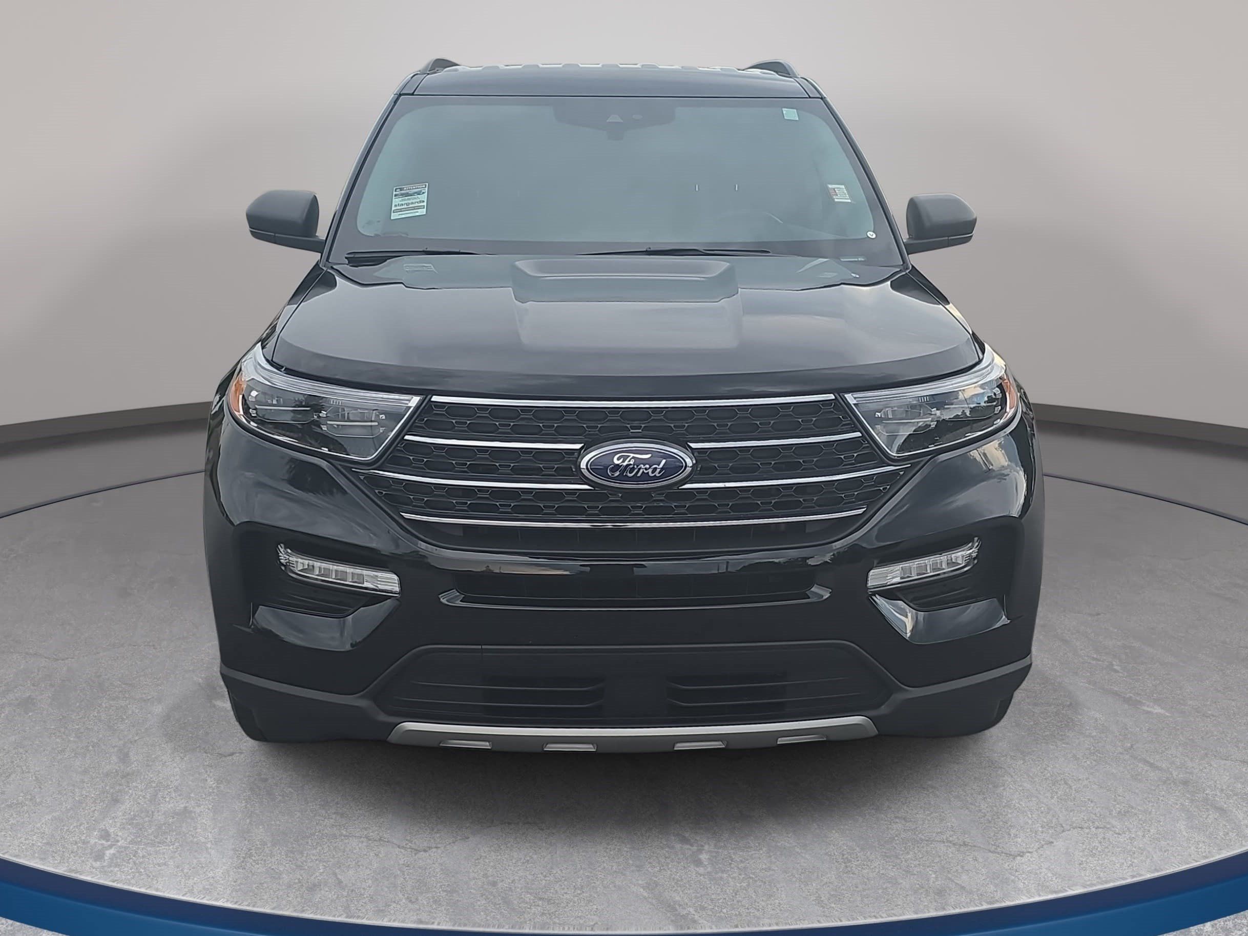 Used 2023 Ford Explorer XLT w/ Equipment Group 202A AWD/4WD image 2