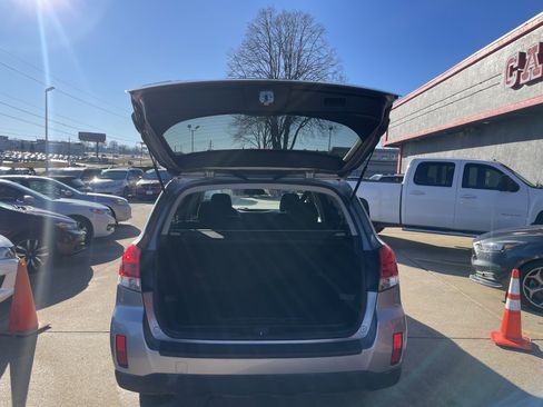 Used 2011 Subaru Outback 2.5i Premium w/ All-Weather Pkg image 9