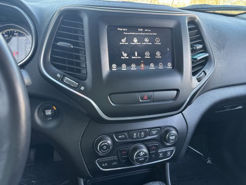 Used 2019 Jeep Cherokee Latitude Plus w/ Comfort/Convenience Group image 16