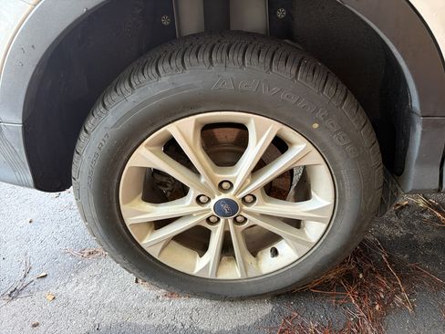 Used 2018 Ford Escape SE w/ Ford Safe & Smart Package FWD image 10
