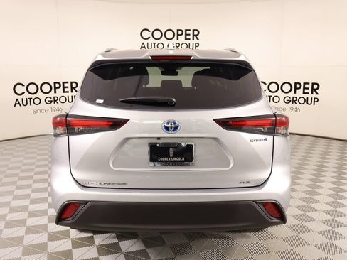 Used 2024 Toyota Highlander XLE FWD image 23