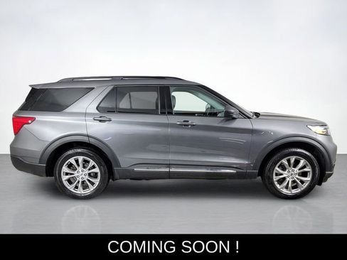 Used 2022 Ford Explorer XLT w/ Equipment Group 202A image 2