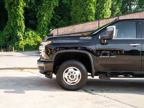 Used 2023 Chevrolet Silverado 3500 High Country w/ Technology Package AWD/4WD image 3