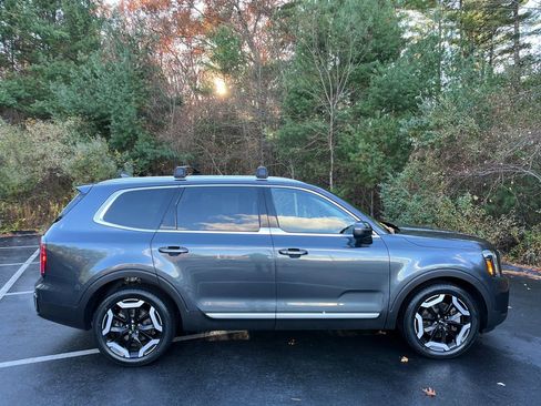 Used 2023 Kia Telluride EX w/ EX Captain's Chair Package image 6