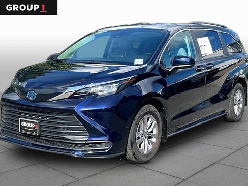 Certified 2024 Toyota Sienna LE AWD/4WD image 1