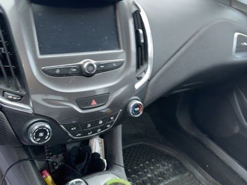 Used 2017 Chevrolet Cruze LT image 16