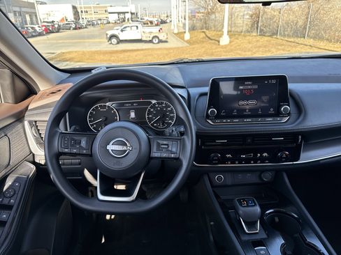 Used 2022 Nissan Rogue SV image 16