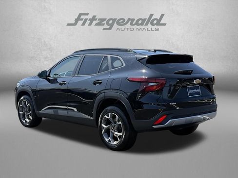 Used 2025 Chevrolet Trax LT FWD image 8