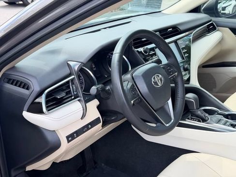 Used 2018 Toyota Camry XLE FWD image 13