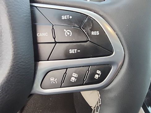 Certified 2023 Chrysler Pacifica Touring-L image 13