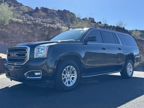 Used 2017 GMC Yukon XL SLT image 1