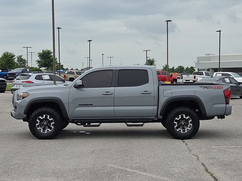 Used 2020 Toyota Tacoma TRD Off-Road w/ TRD Premium Off Road Package AWD/4WD image 3