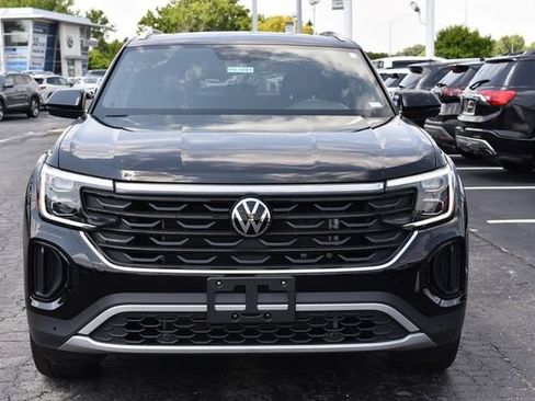 Used 2025 Volkswagen Atlas Cross Sport SE w/ Panoramic Sunroof Package FWD image 4