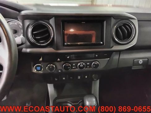Used 2017 Toyota Tacoma TRD Off-Road w/ Premium & Technology Package AWD/4WD image 11