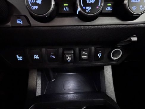 Used 2019 Toyota Tacoma TRD Off-Road w/ Technology Package AWD/4WD image 23