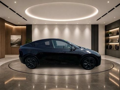 Used 2025 Tesla Model Y Long Range AWD/4WD image 4