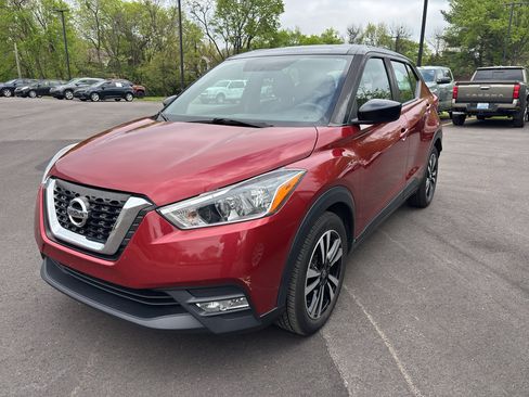 Used 2019 Nissan Kicks SV image 2