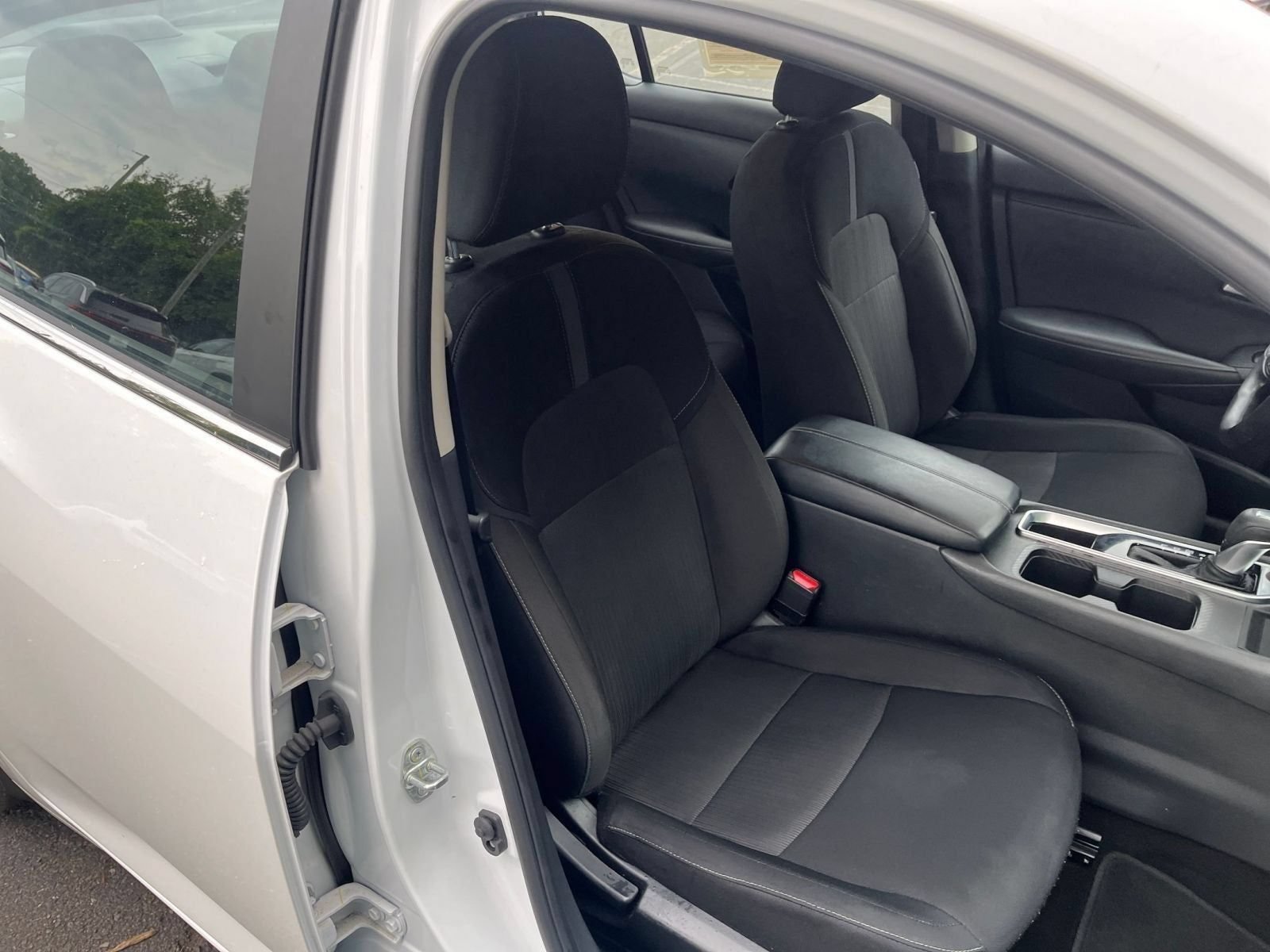 Used 2025 Nissan Sentra SV FWD image 32