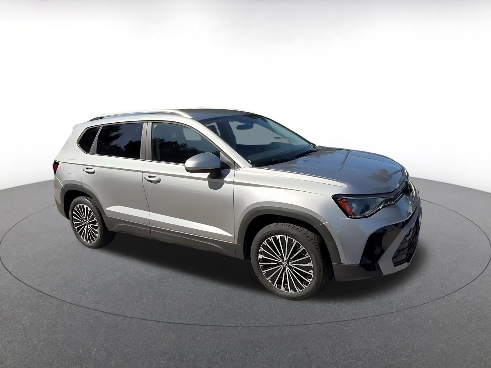 Used 2026 Volkswagen Taos SE FWD image 2