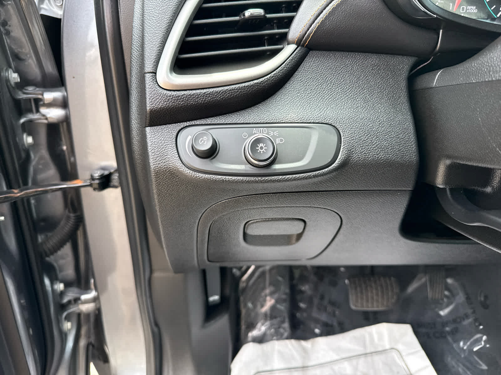 Used 2020 Chevrolet Trax LT FWD image 17