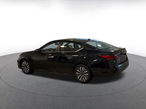 Used 2025 Nissan Altima 2.5 SV image 10
